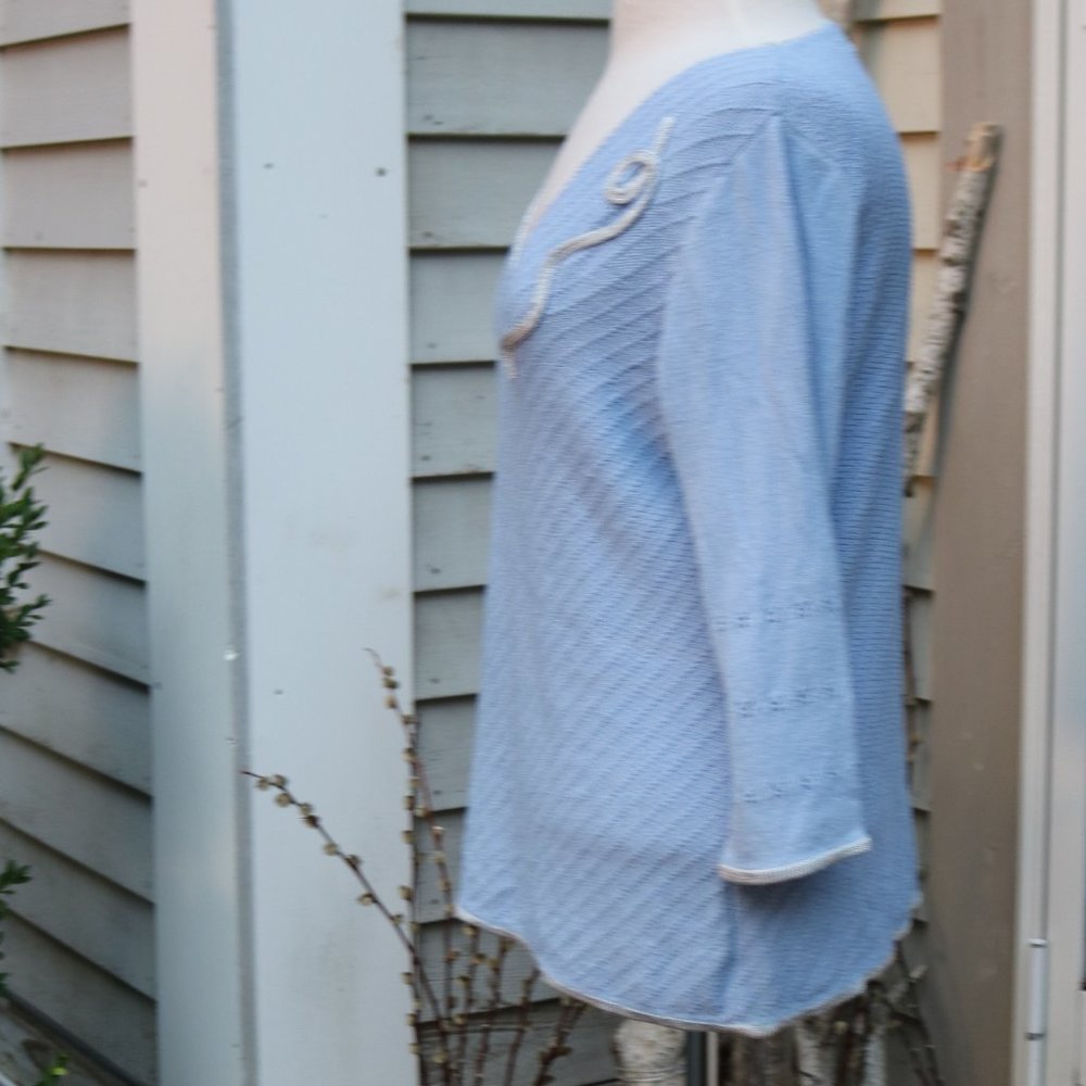Anne Pedersen Light Blue Diagonal Ribbed V-Neck w Silver Shoulder Applique Sz XL - Picture 3 of 6